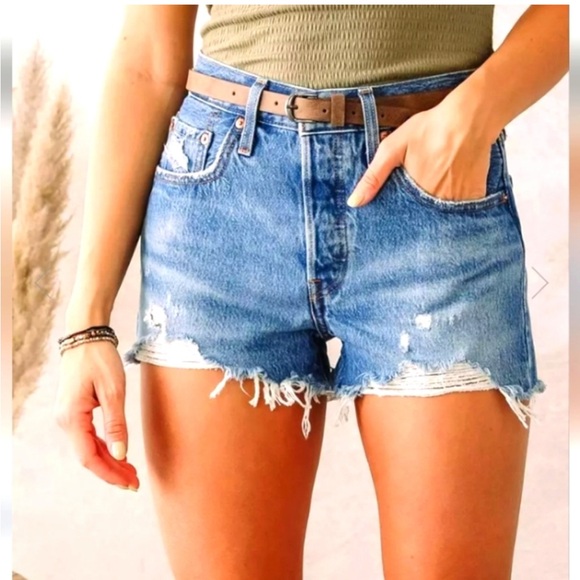NWOT Levi's Premium High Rise Distressed Medium Wash Jean Shorts Size 26 - Picture 1 of 8